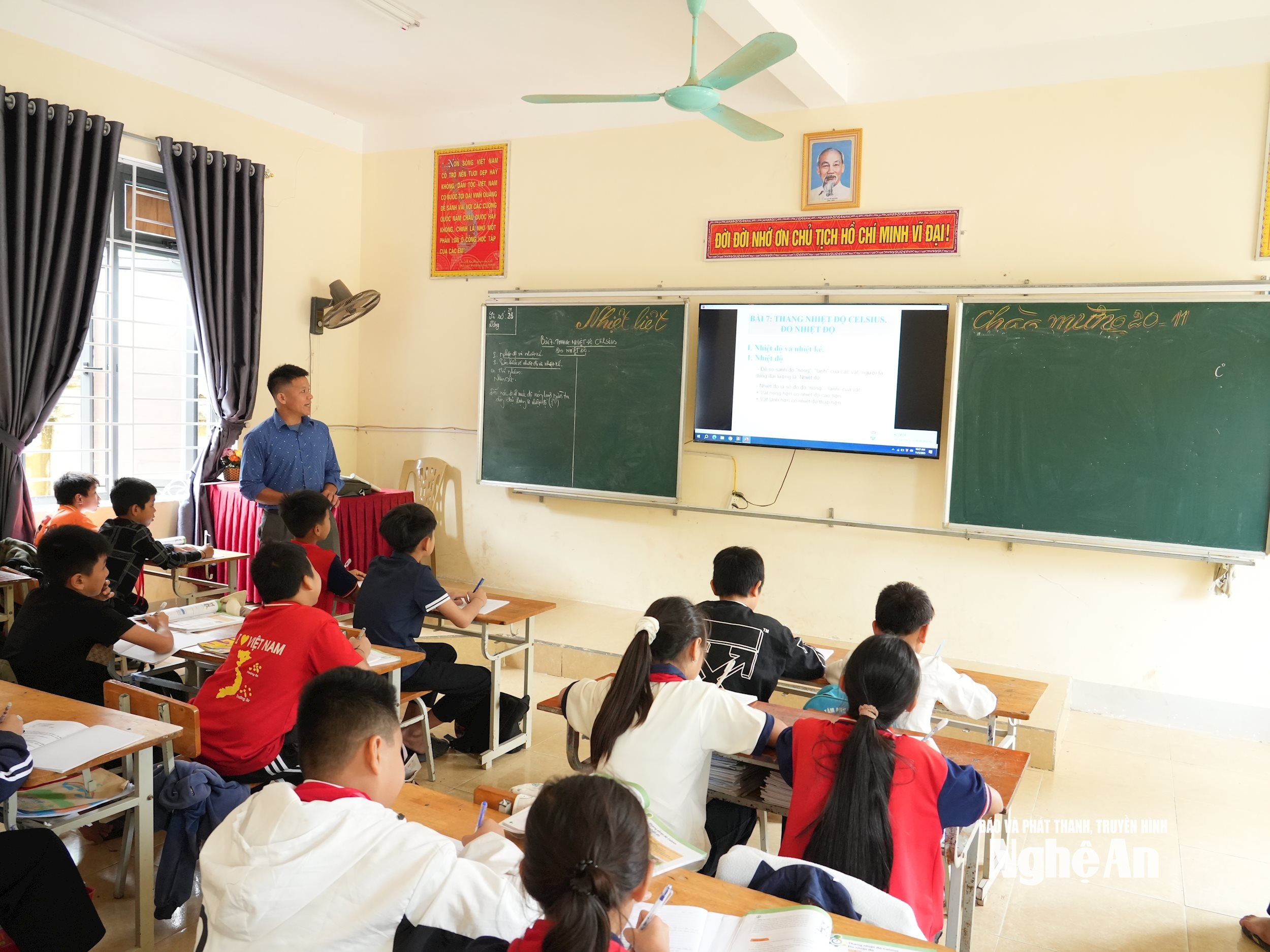 Lớp học của thầy và trò Trường Phổ thông DTBT THCS Yên Tĩnh. Ảnh: Mỹ Hà