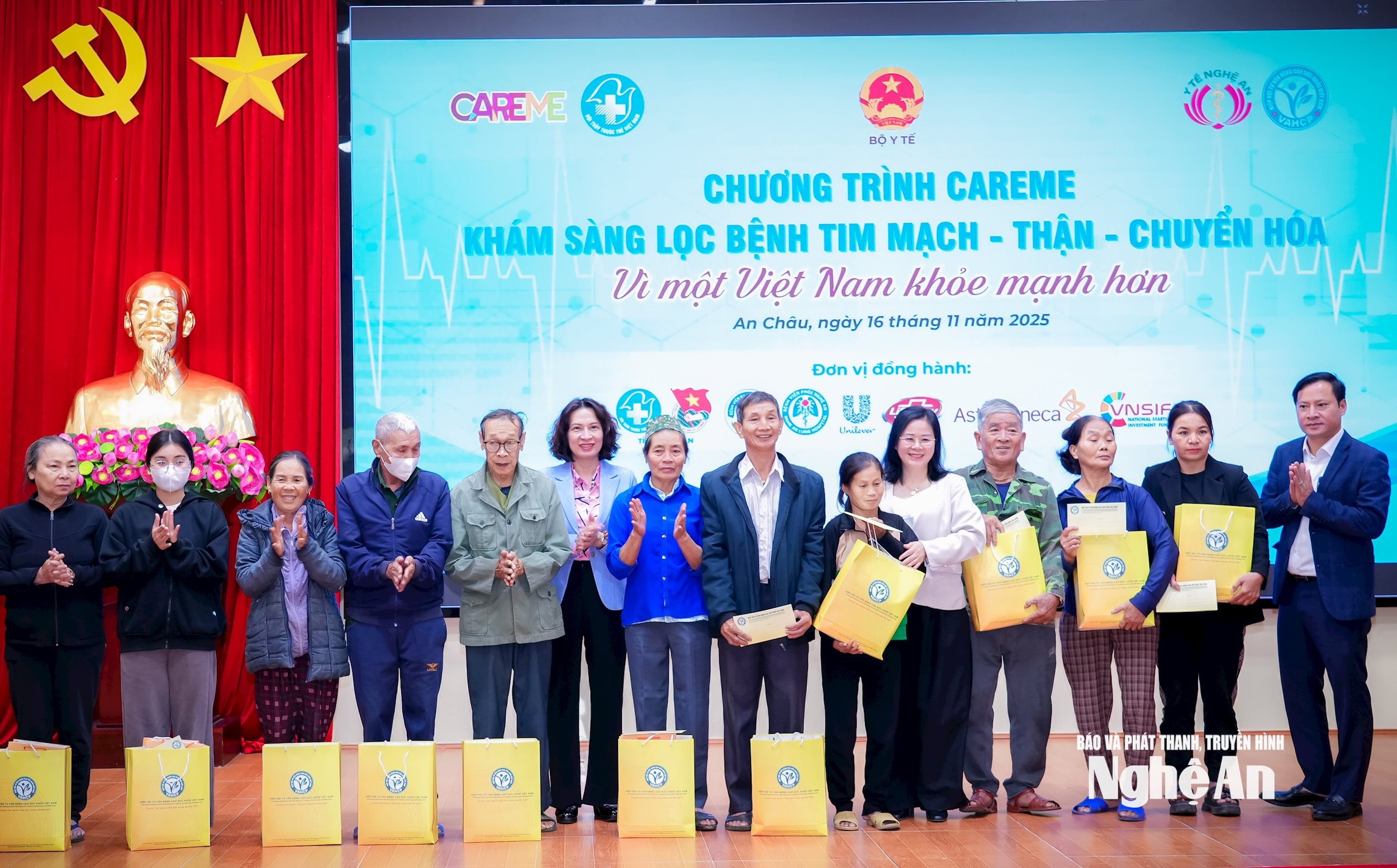 Thứ trưởng Bộ Y tế Nguyễn Thị Liên Hương, Giám đốc Sở Y tế Nghệ An Lê Thị Hoài Chung, Bí thư Đảng ủy xã An Châu Phạm Xuân Sánh trao quà cho các gia đình chính sách, có hoàn cảnh khó khăn. Ảnh: Thành Chung