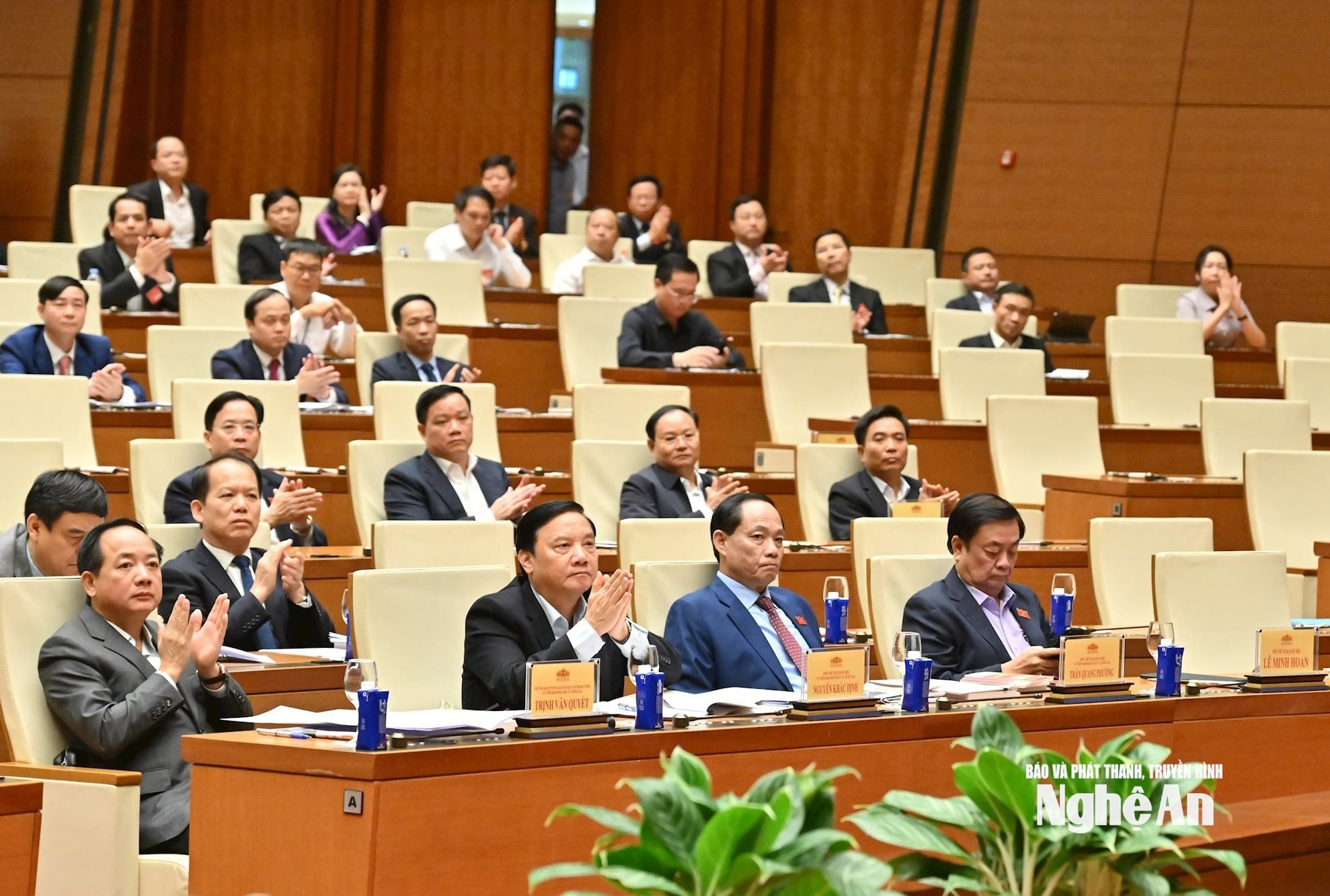 Bí thư Tỉnh uỷ Nghệ An Nguyễn Khắc Thận tham dự hội nghị trực tiếp tại điểm cầu Hà Nội. Ảnh: Nam An