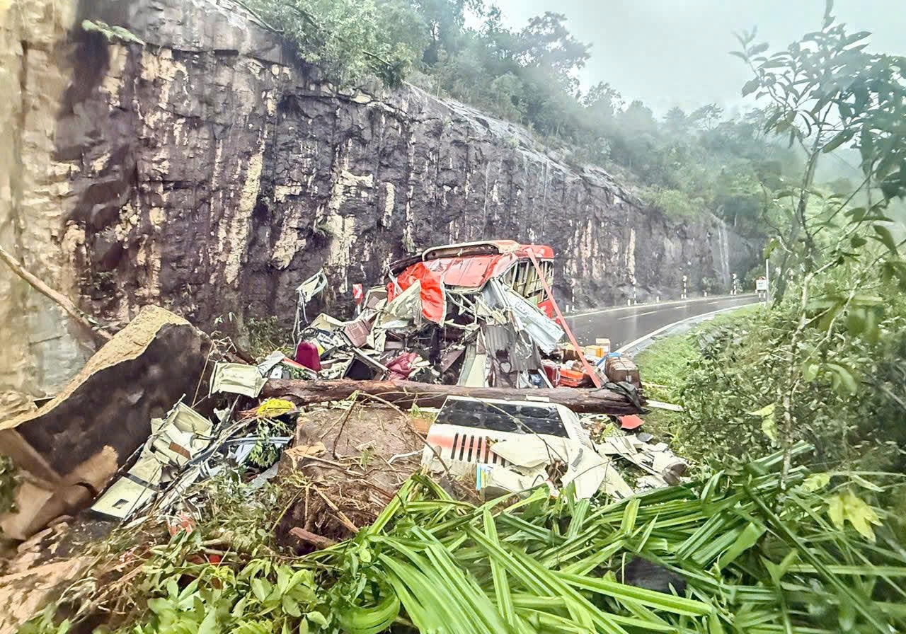 Hiện trường sạt lở núi đè bẹp ô tô khách ở đèo Khánh Lê, ít nhất 6 người chết - 1