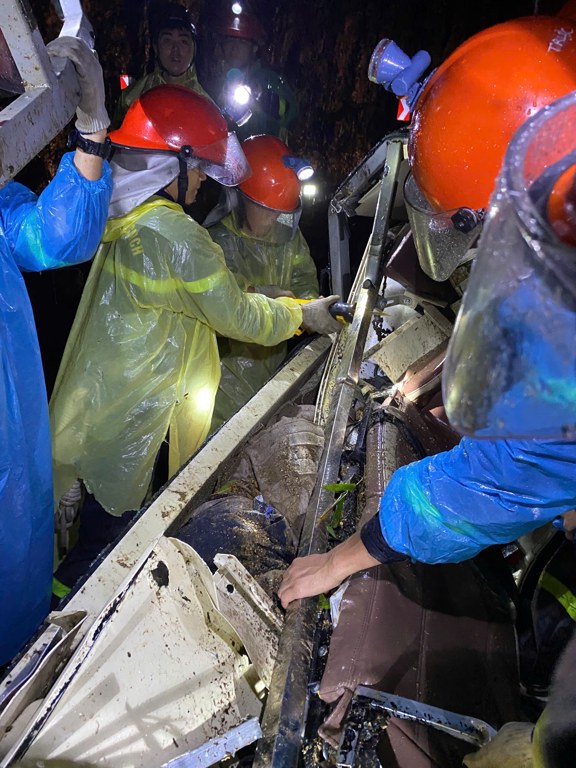 Hiện trường sạt lở núi đè bẹp ô tô khách ở đèo Khánh Lê, ít nhất 6 người chết - 6