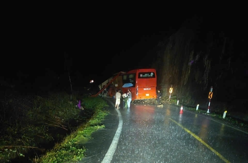 Hiện trường sạt lở núi đè bẹp ô tô khách ở đèo Khánh Lê, ít nhất 6 người chết - 2