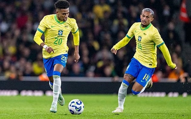 Các cầu thủ Brazil thể hiện sự vượt trội so với đối thủ.