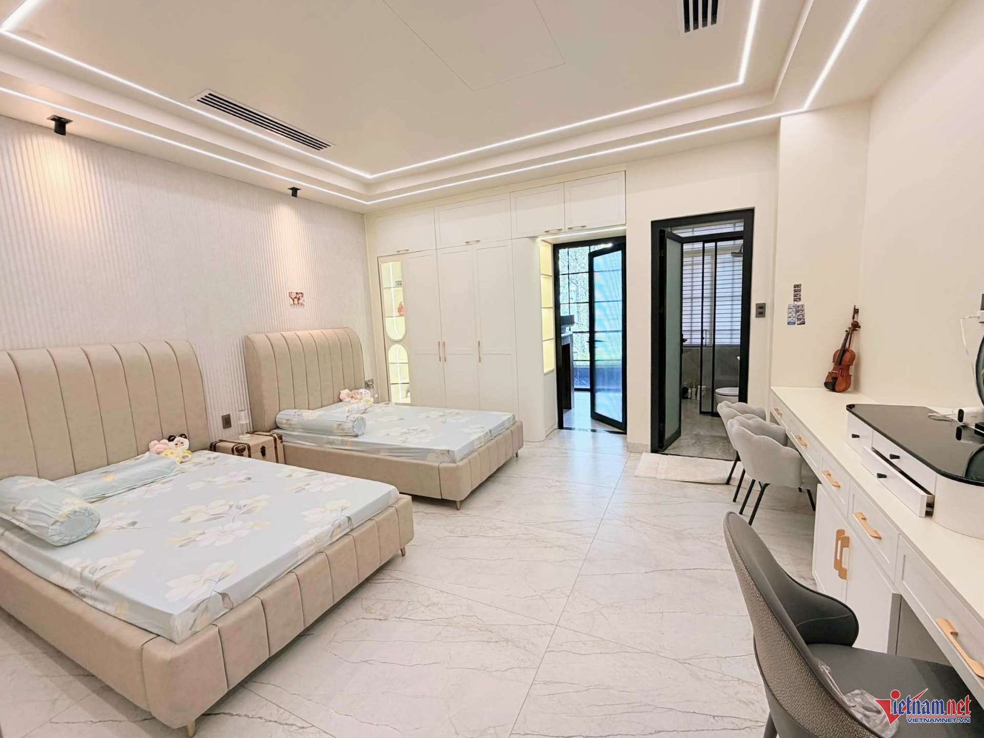 Phòng karaoke với nội thất sang trọng, thiết bị hiện đại.