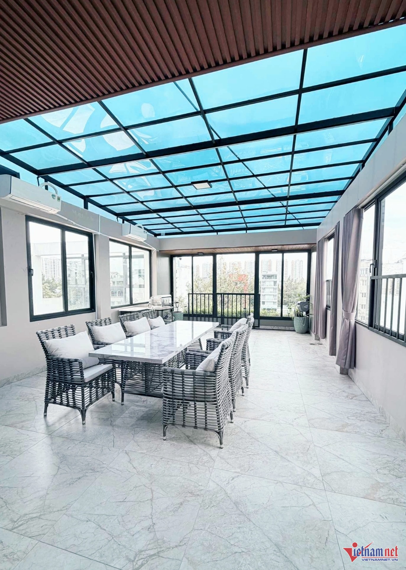 Sân thượng được thiết kế với trần và cửa kính lớn, đón ánh sáng tự nhiên.