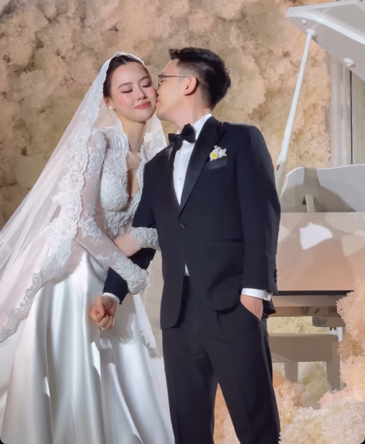 Chồng doanh nhân của Tâm Như ngại ngùng khi công khai hôn vợ