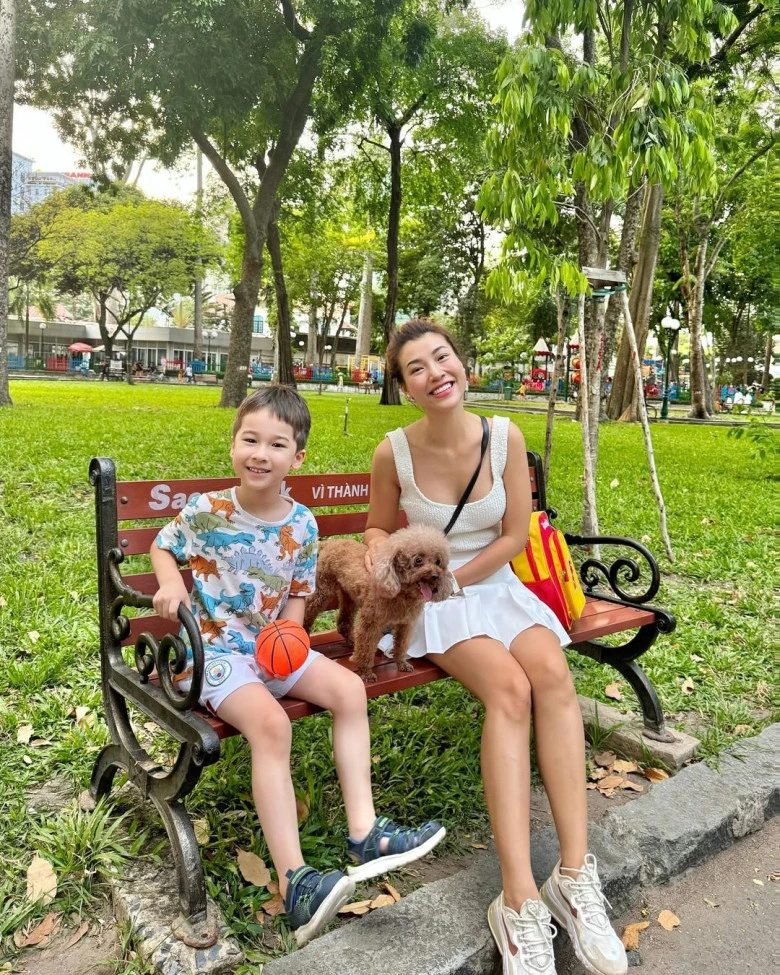 MC Hoàng Oanh chọn làm mẹ đơn thân sau khi ly hôn chồng Tây.