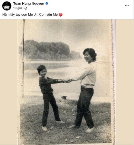 Tuấn Hưng đăng bức ảnh xúc động với dòng chữ: Nắm lấy tay con mẹ ơi!
