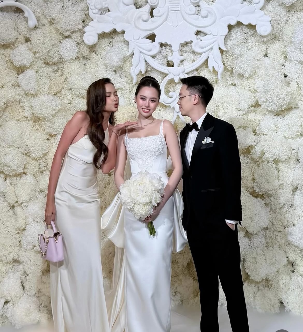 Hoa hậu Ngọc Châu nhí nhố bên cô dâu