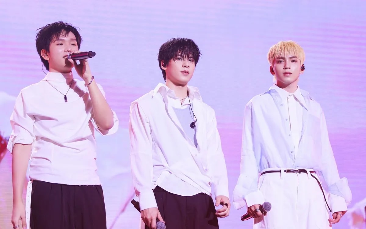 3 tân binh biểu diễn tiết mục Khóc cùng em