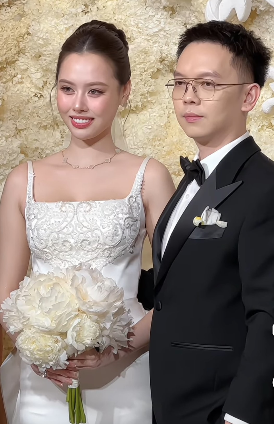 Tâm Như cầm tay hoa mẫu đơn đắt đỏ, diện váy thiết kế riêng trong ngày cưới