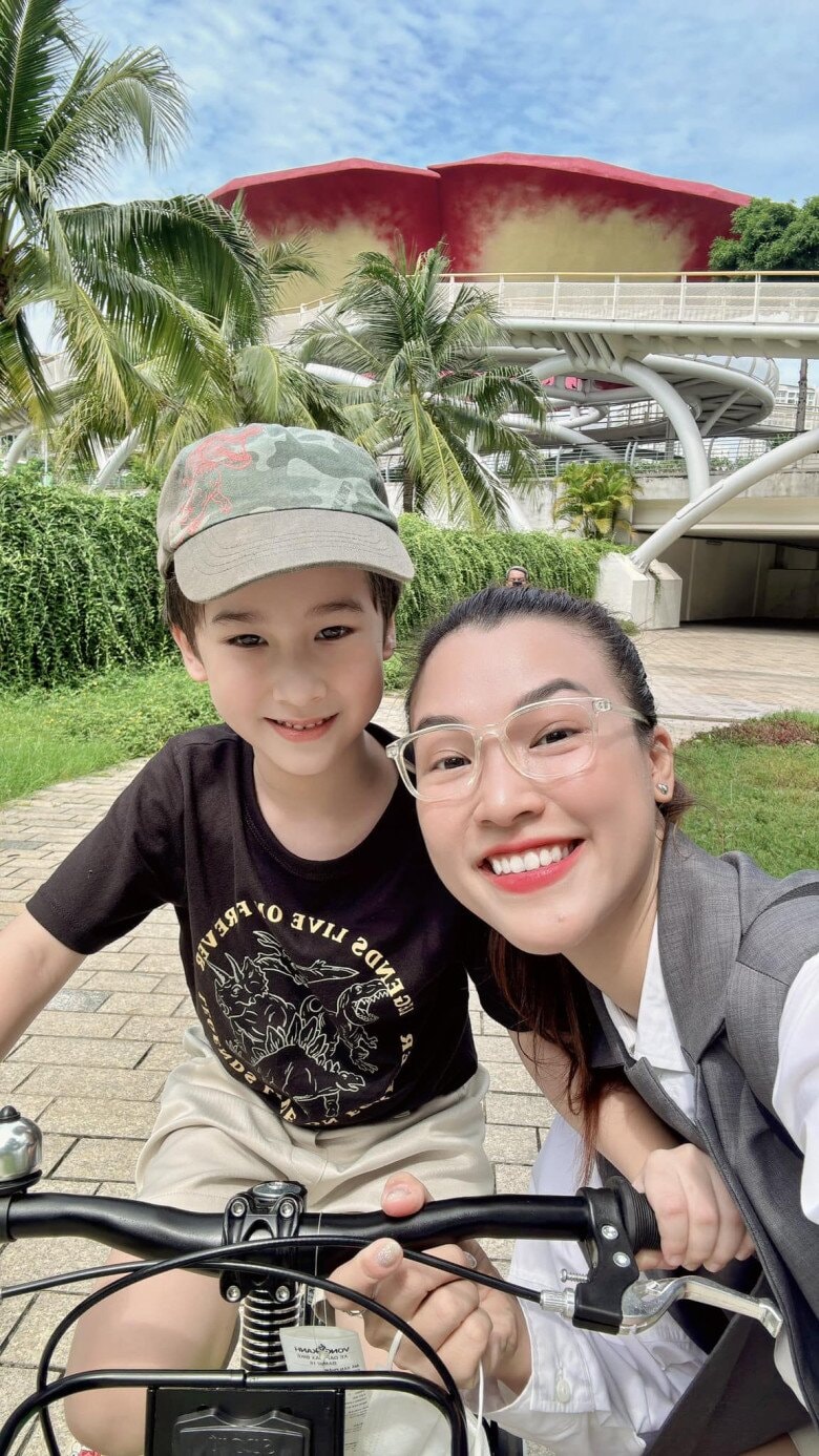 Người đẹp 9X luôn cố gắng chăm sóc quý tử chu toàn.