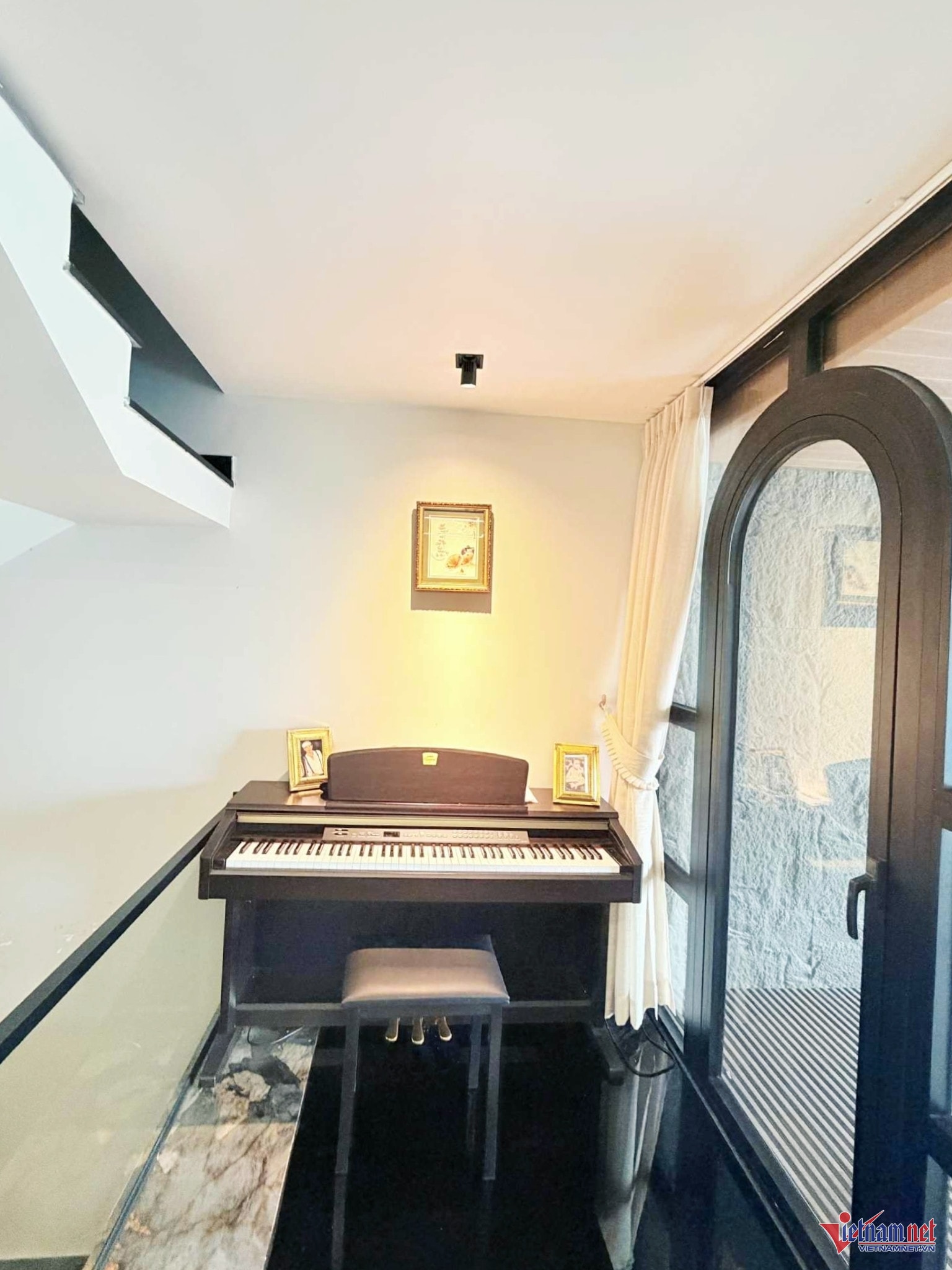 Các góc trong nhà được tận dụng để đặt đàn piano và làm phòng thờ.