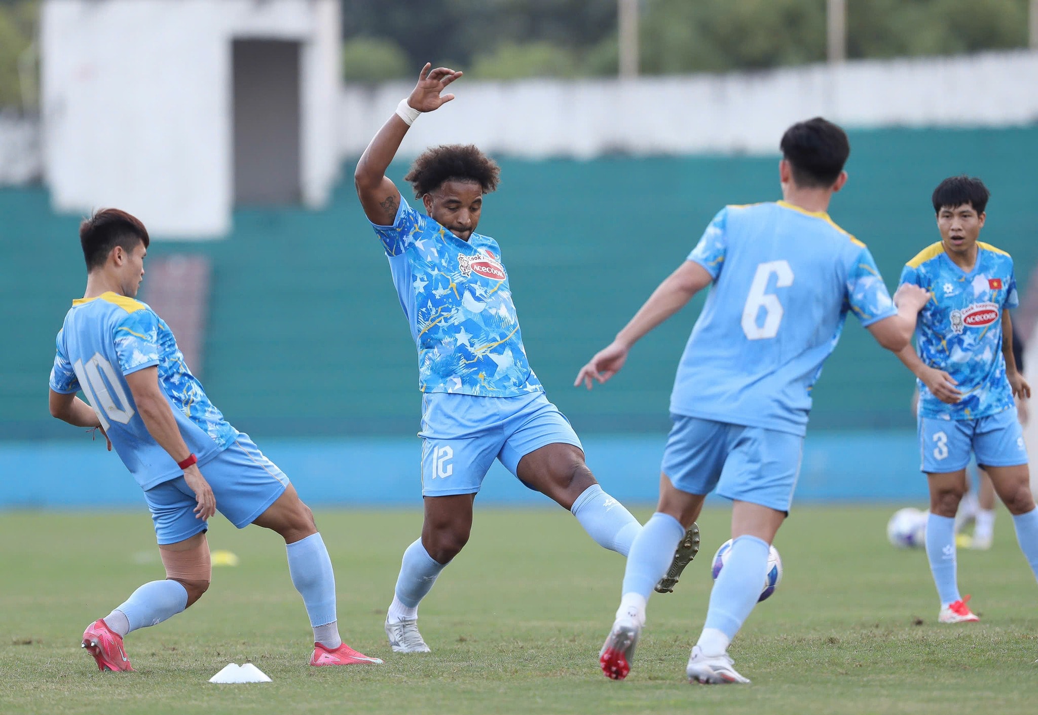 Tiền đạo Nguyễn Xuân Son đang tập luyện tích cực ở tuyển Việt Nam. Ảnh: VFF.