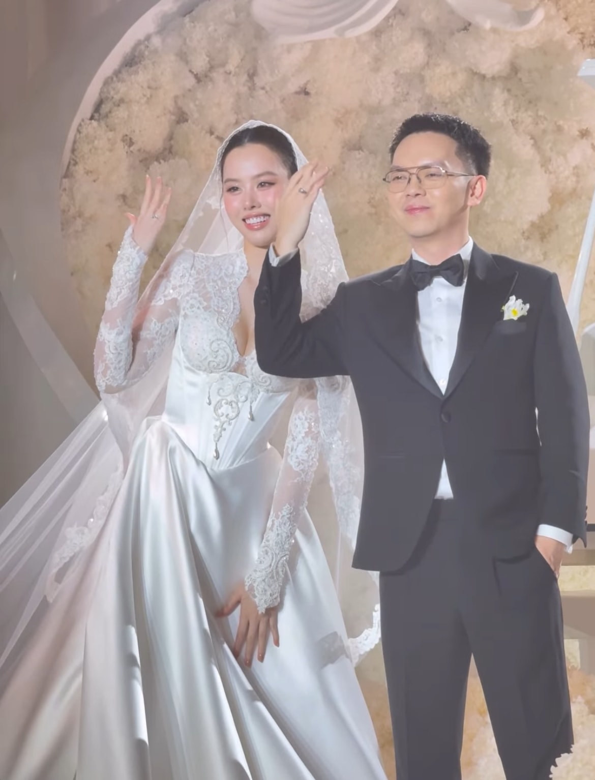 Cô dâu và chú rể trao nhẫn, thề nguyện gắn bó trọn đời trước sự chứng kiến của những người thân thiết