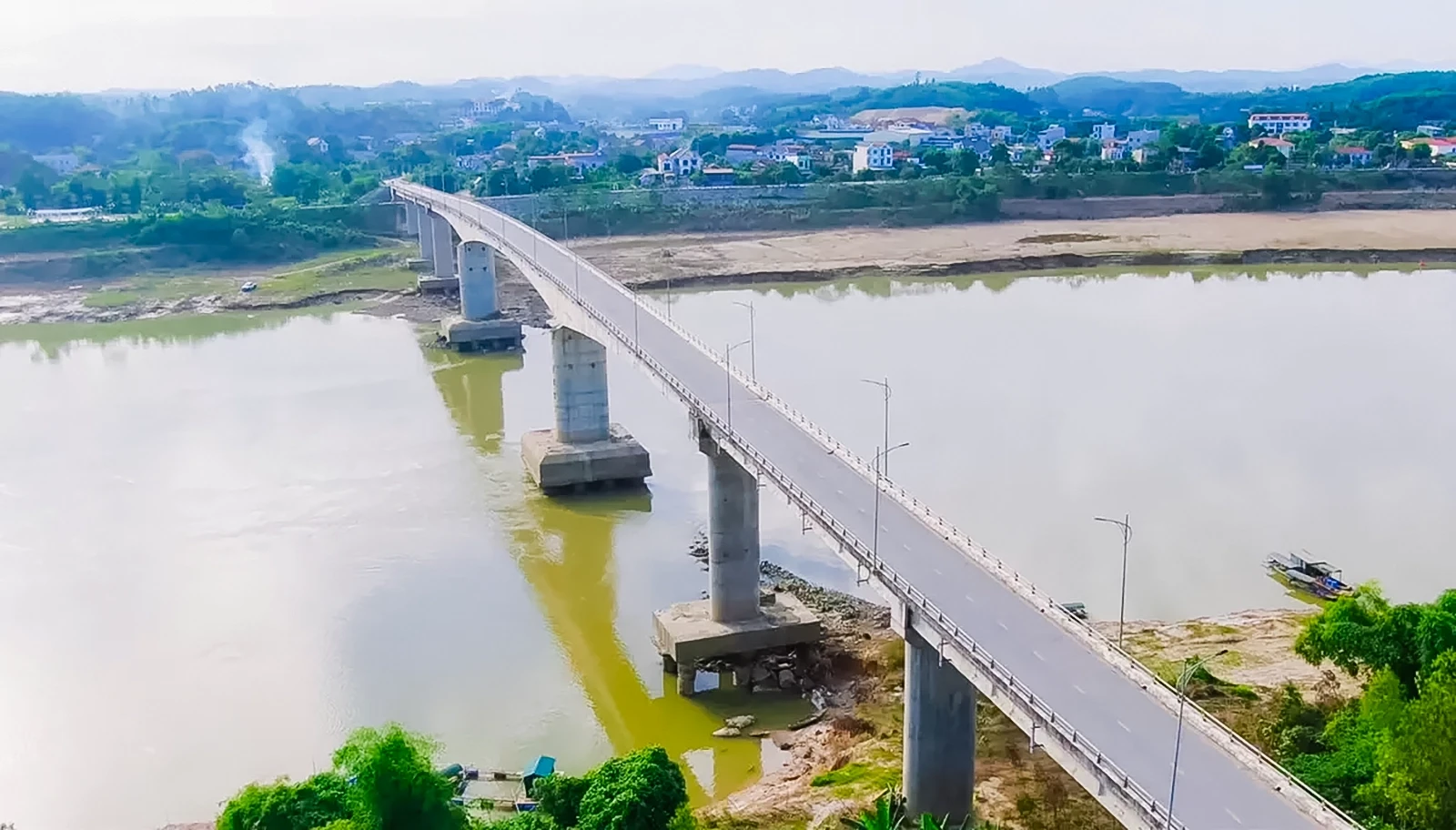 Cầu Sông Lô nhìn từ trên cao.