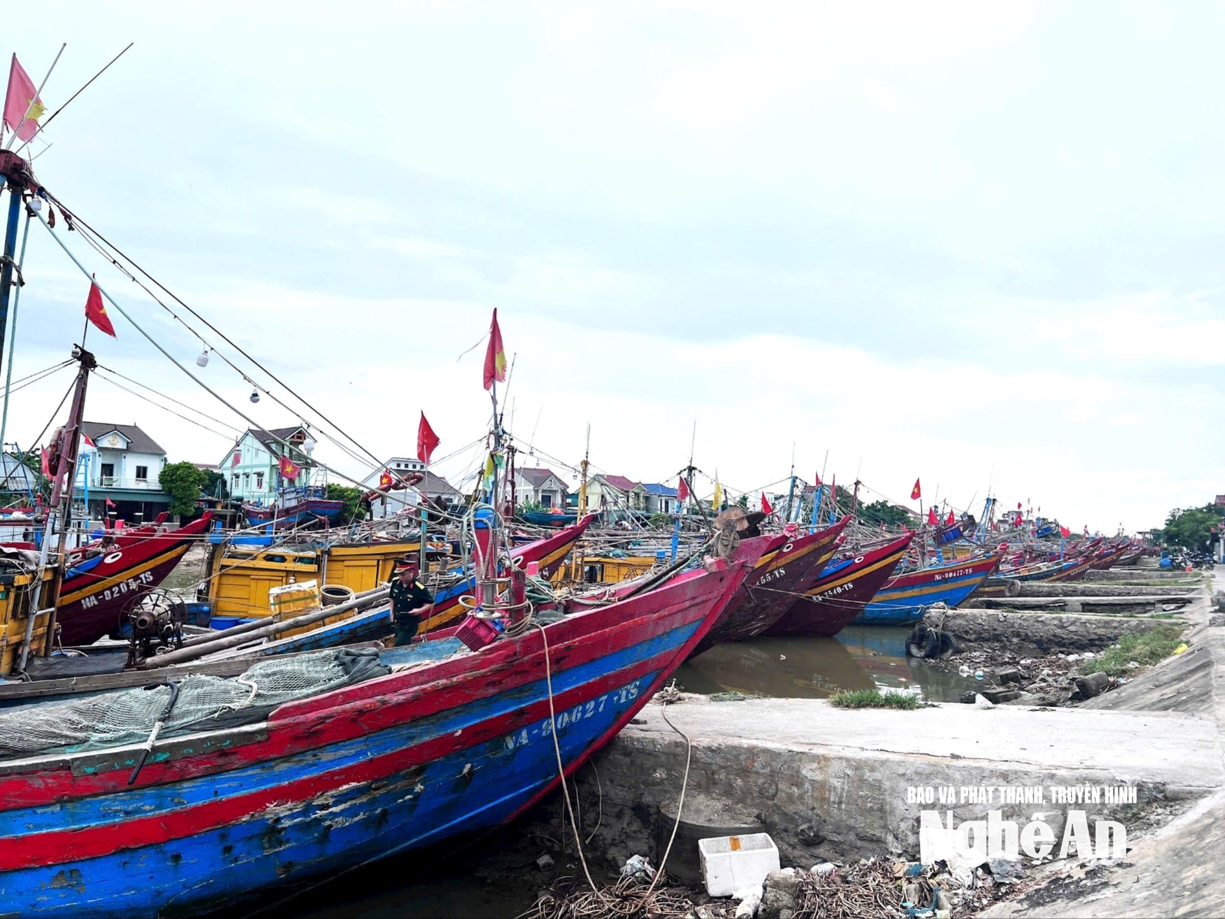 Tàu thuyền về bờ tránh trú bão và gió mạnh trên biển. Ảnh tư lie