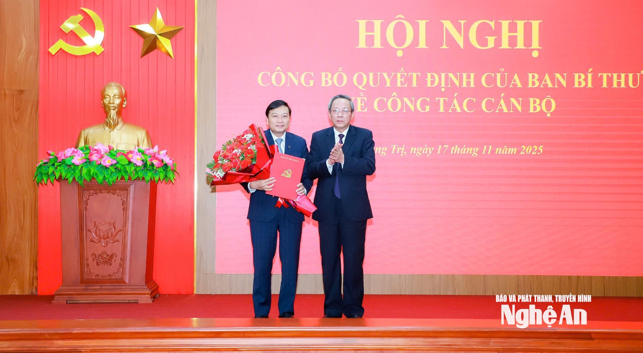 Đồng chí Hoàng Đăng Quang - Ủy viên Ban Chấp hành Trung ương Đảng, Phó Trưởng ban Thường trực Ban Tổ chức Trung ương trao Quyết định, tặng hoa chúc mừng đồng chí Lê Hồng Vinh được Ban Bí thư điều động, chỉ định tham gia Ban Chấp hành, Ban Thường vụ và giữ chức Phó Bí thư Tỉnh ủy Quảng Trị nhiệm kỳ 2025 - 2030. Ảnh: Thành Duy