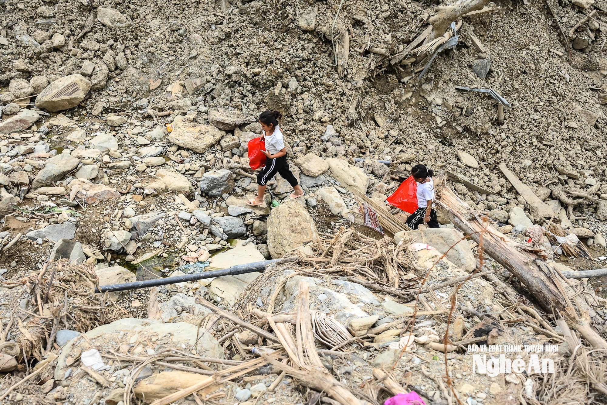 Bộ đội giúp dân-16