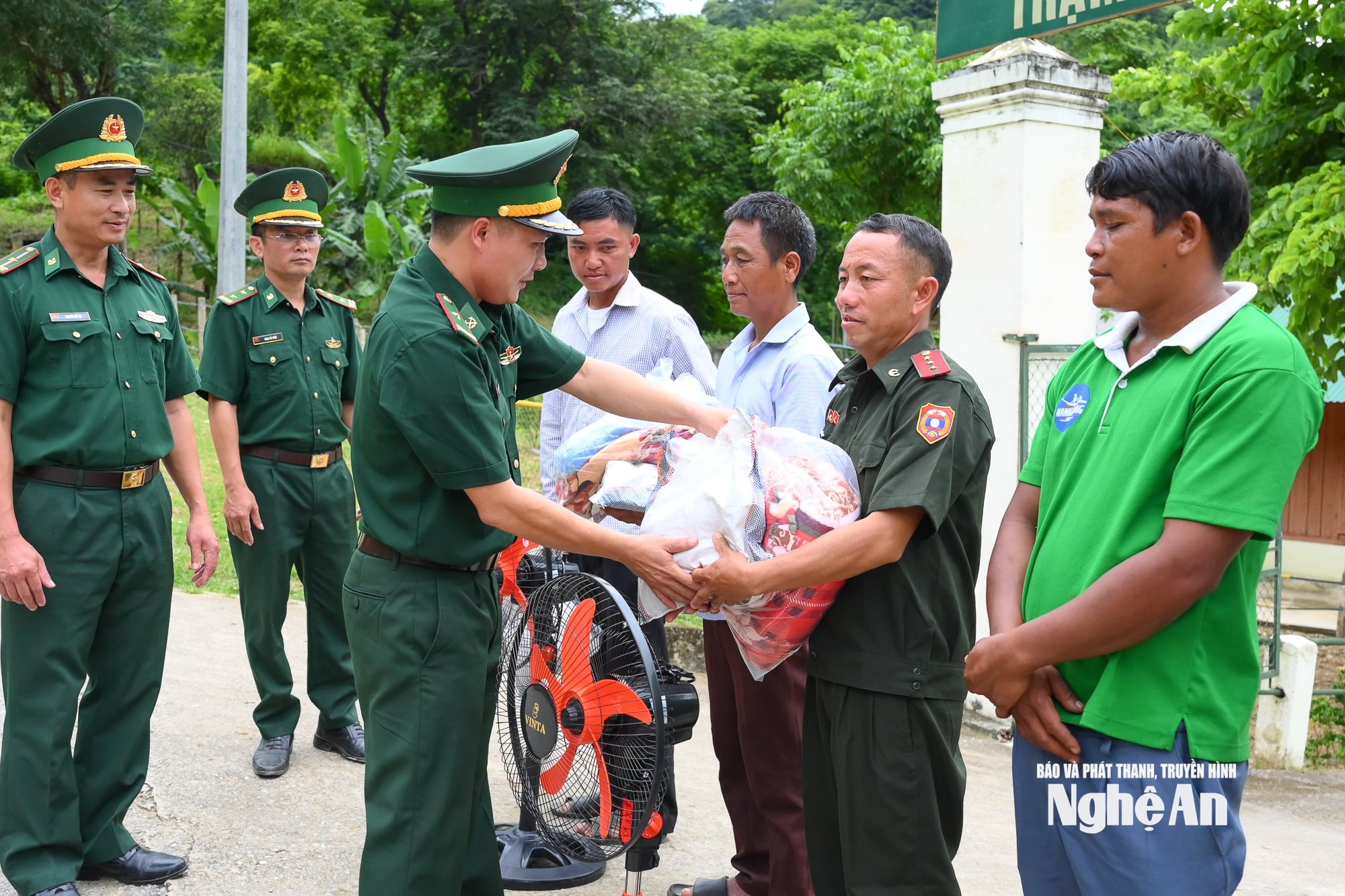 Bộ đội giúp dân-26