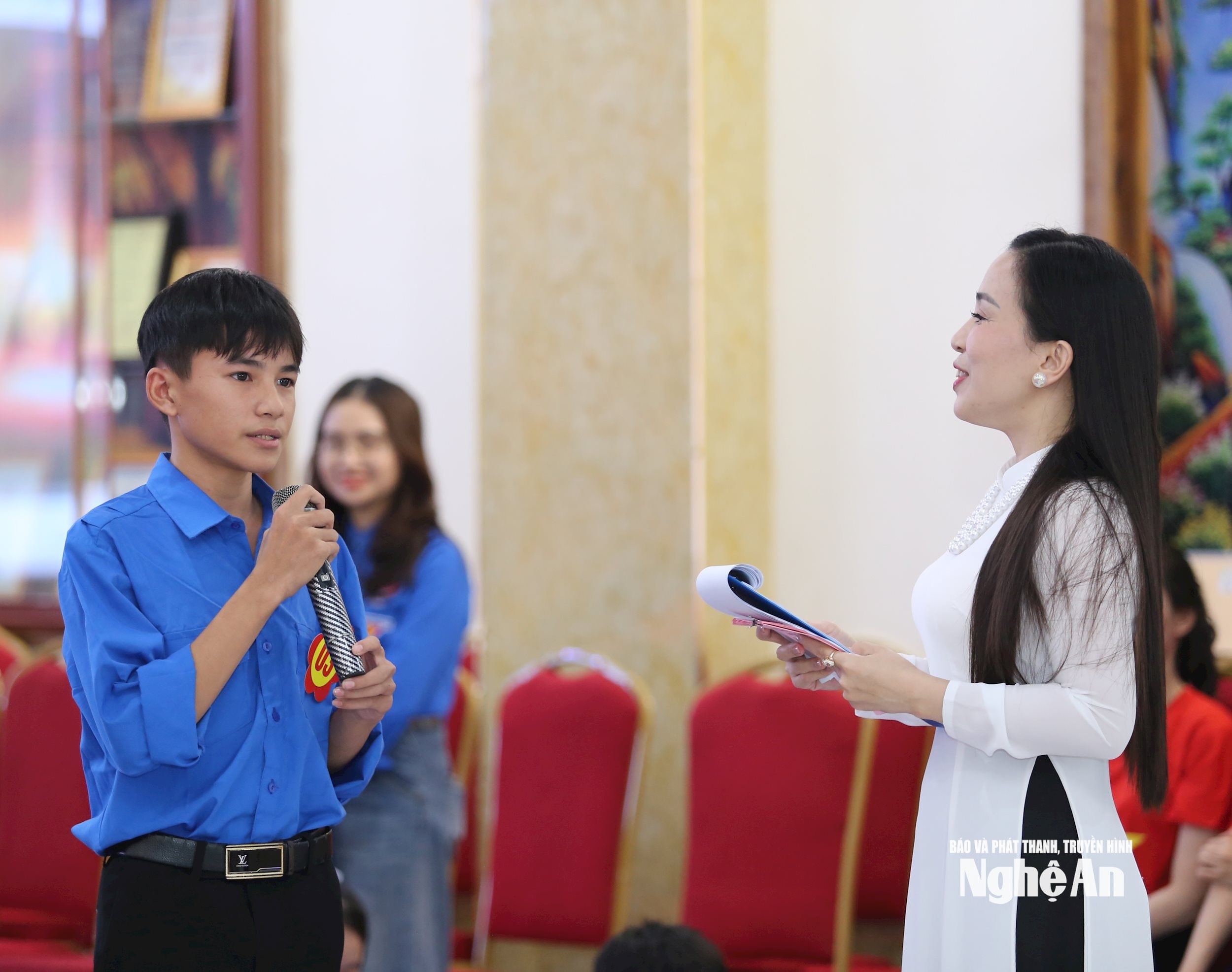 ນັກສຶກສາໂຕ້ຕອບໃນການປະກວດ. ຮູບພາບ - My Ha