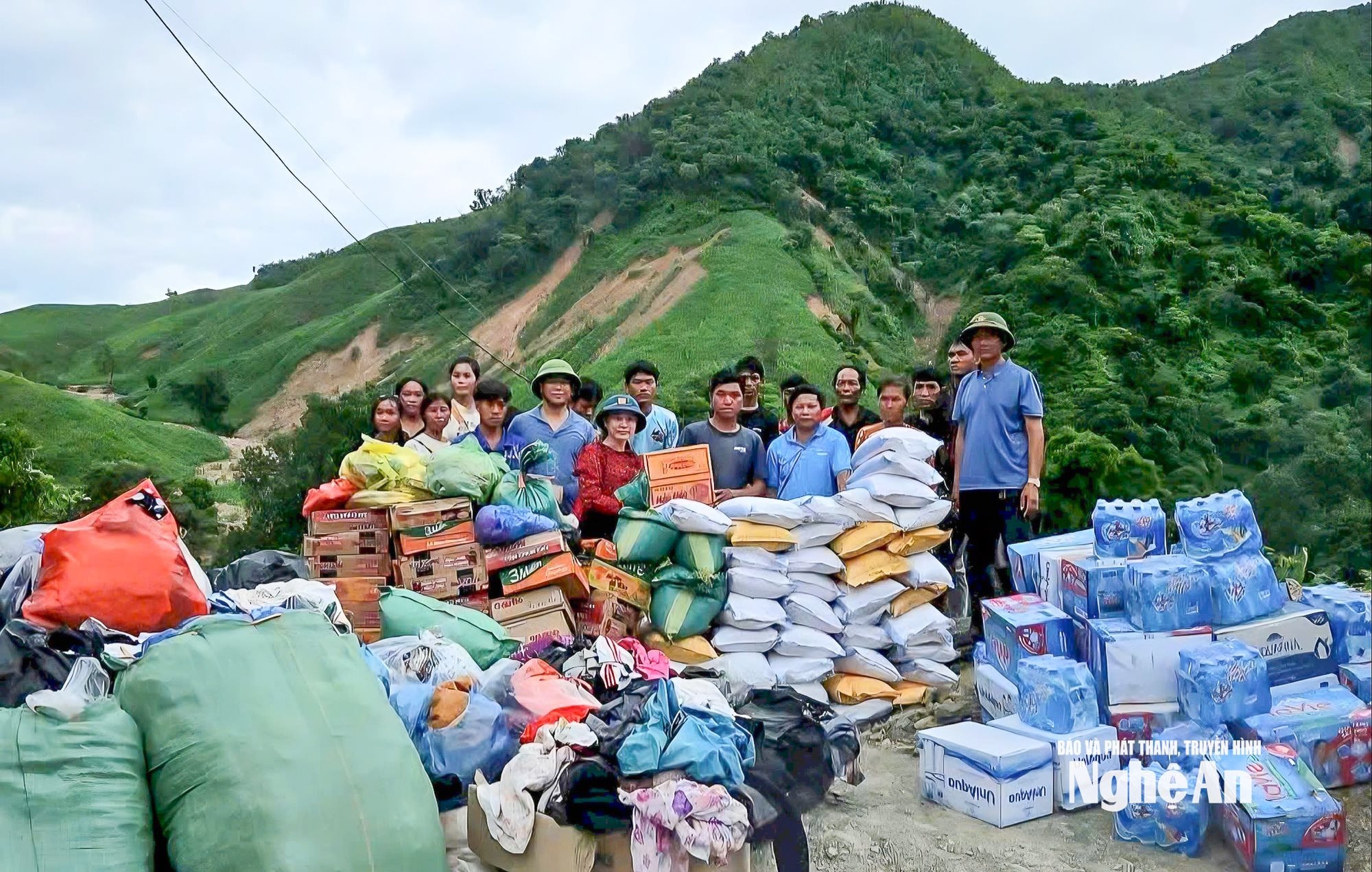 Chính quyền và nhân dân xã Mường Típ chia sẻ người dân bản Na Mương (Lào)