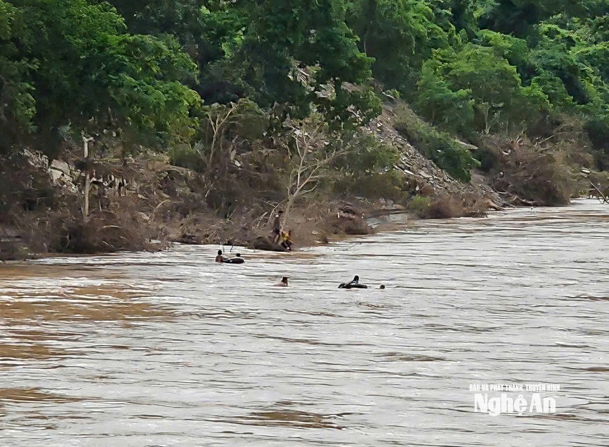 Chính quyền và nhân dân xã Mường Típ chia sẻ người dân bản Na Mương (Lào)-1