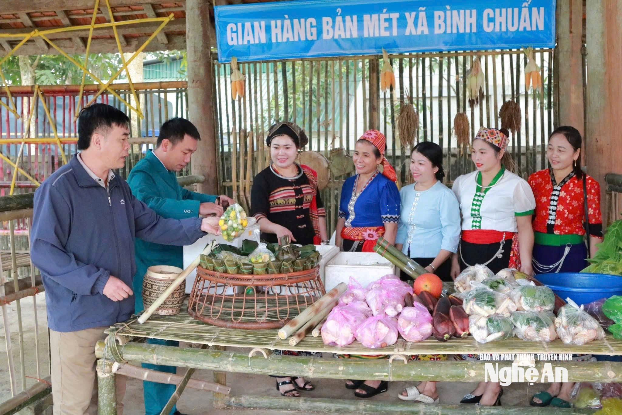Gian hàng sản phẩm địa phương tại ngày hội Đại đoàn kết toàn dân tộc tại xã Bình Chuẩn