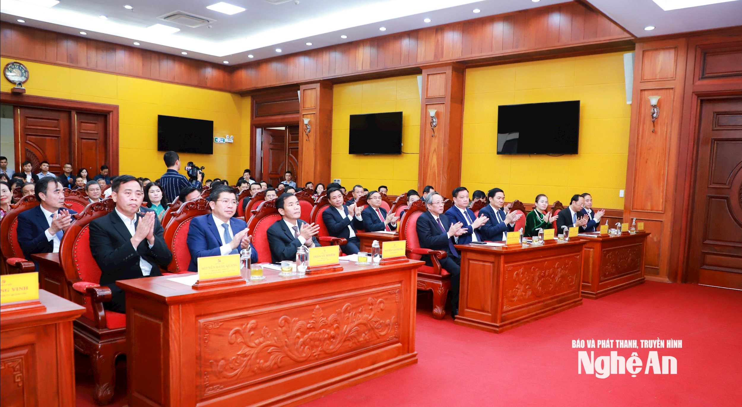 Các đồng chí lãnh đạo Ban Tổ chức Trung ương, tỉnh Nghệ An, Quảng Trị dự Lễ công bố. Ảnh: Thành Duy