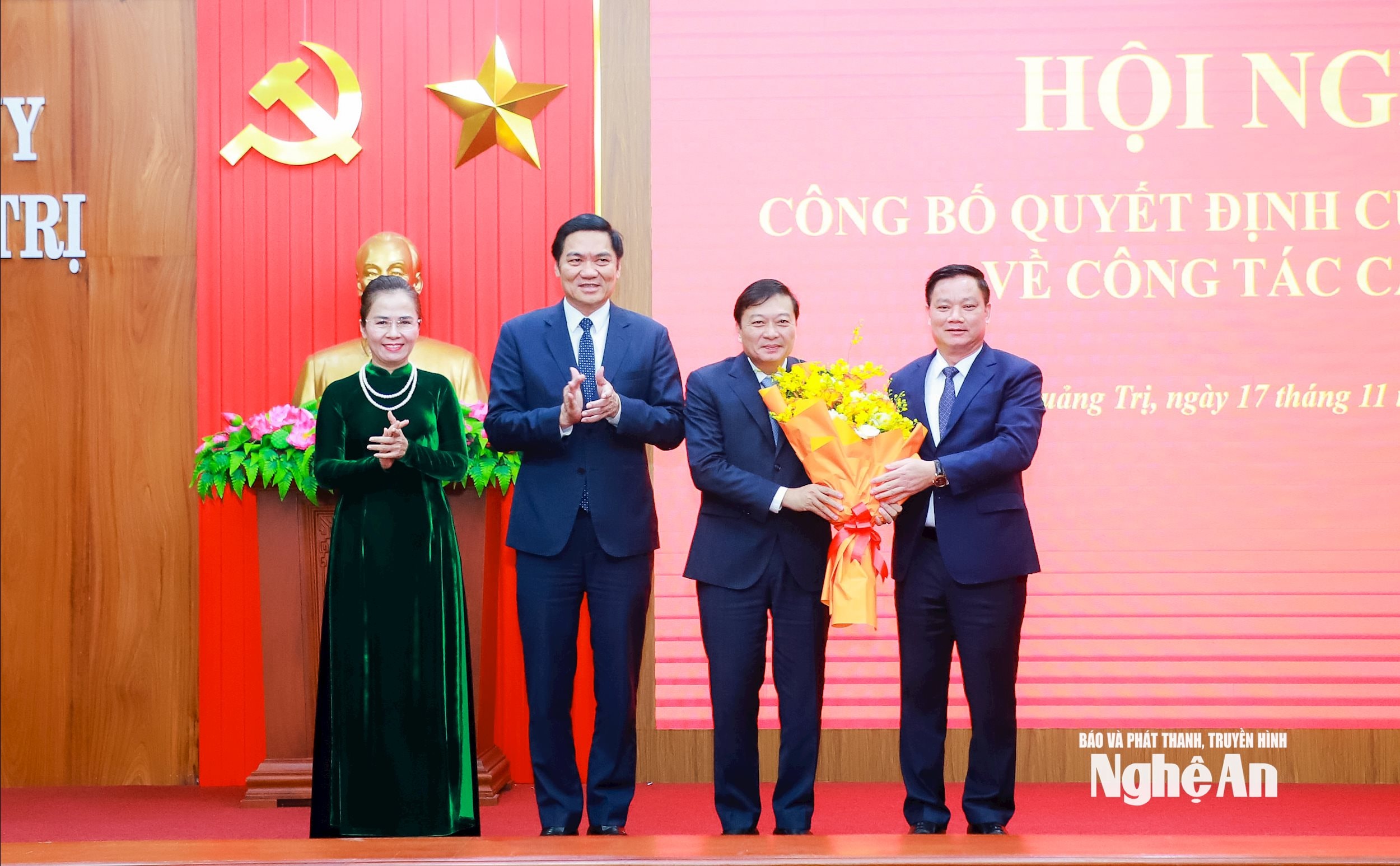 Các đồng chí Thường trực Tỉnh ủy Nghệ An tặng hoa chúc mừng đồng chí Lê Hồng Vinh giữ chức Phó Bí thư Tỉnh ủy Quảng Trị. Ảnh: Thành Duy