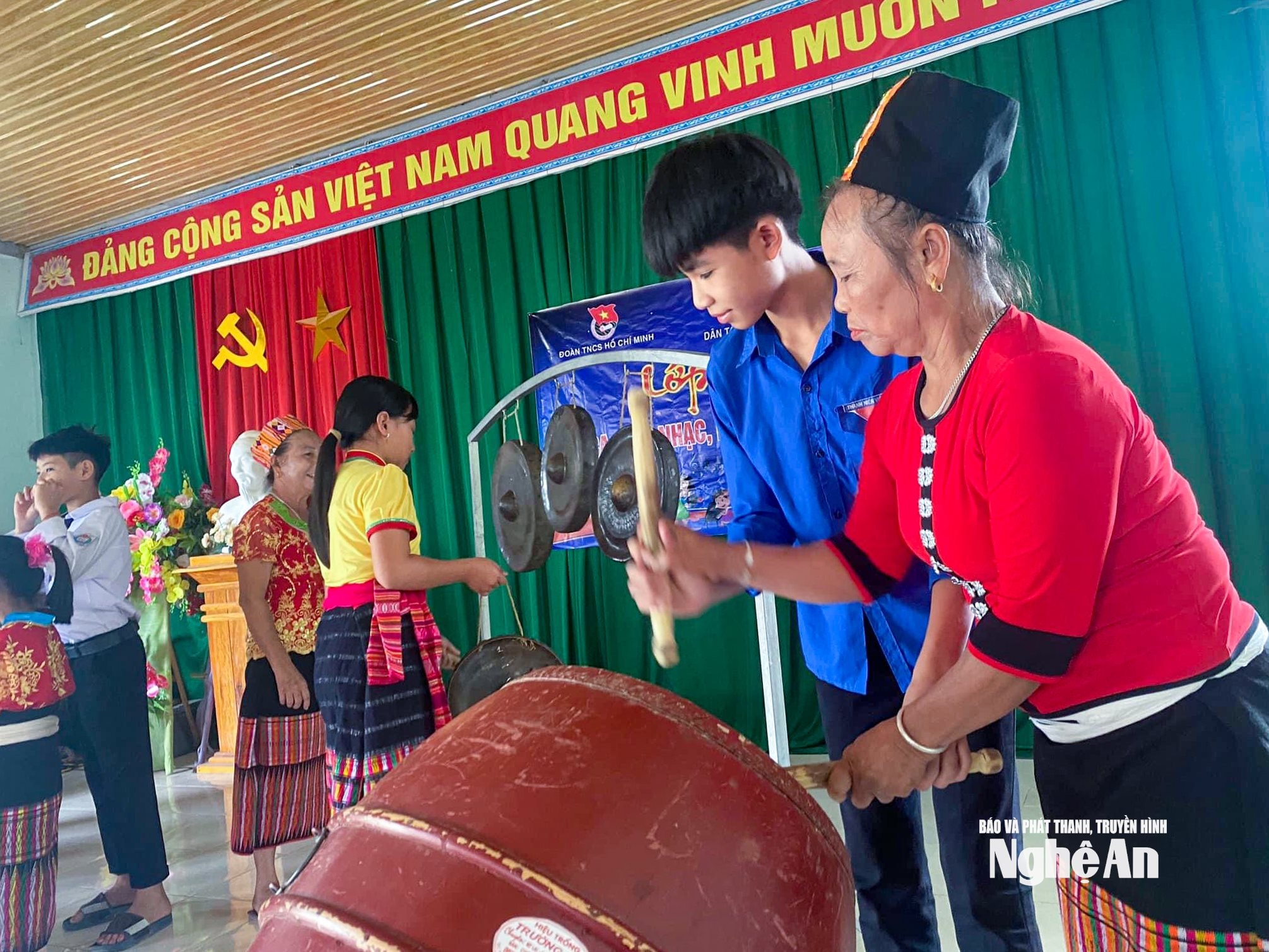 Medlemmar i klubben för folksång, folkmusik och folkdans i byn Bong, Thanh Son kommun (Anh Son) lär ungdomar att spela traditionella musikinstrument.