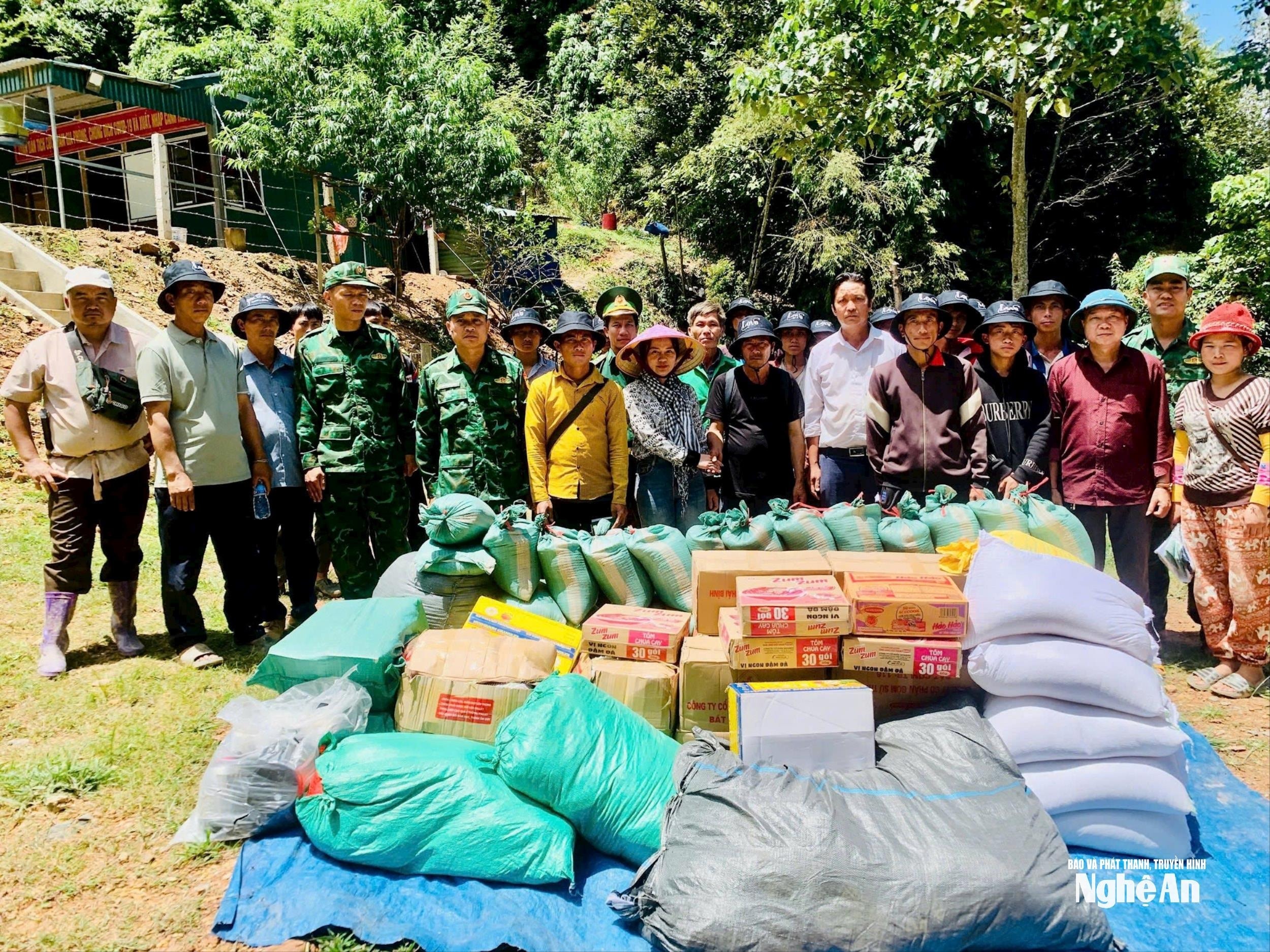 Đoàn công tác xã Mường Típ tặng quà cụm bản Xám Chè