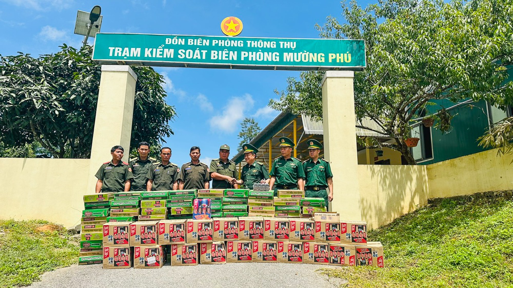 Đồn Biên phòng Thông Thụ tặng quà hỗ trợ Đại đội Biên phòng 216, Bộ CHQS tỉnh Hủa Phăn và Trạm Công an huyện Sầm Tớ