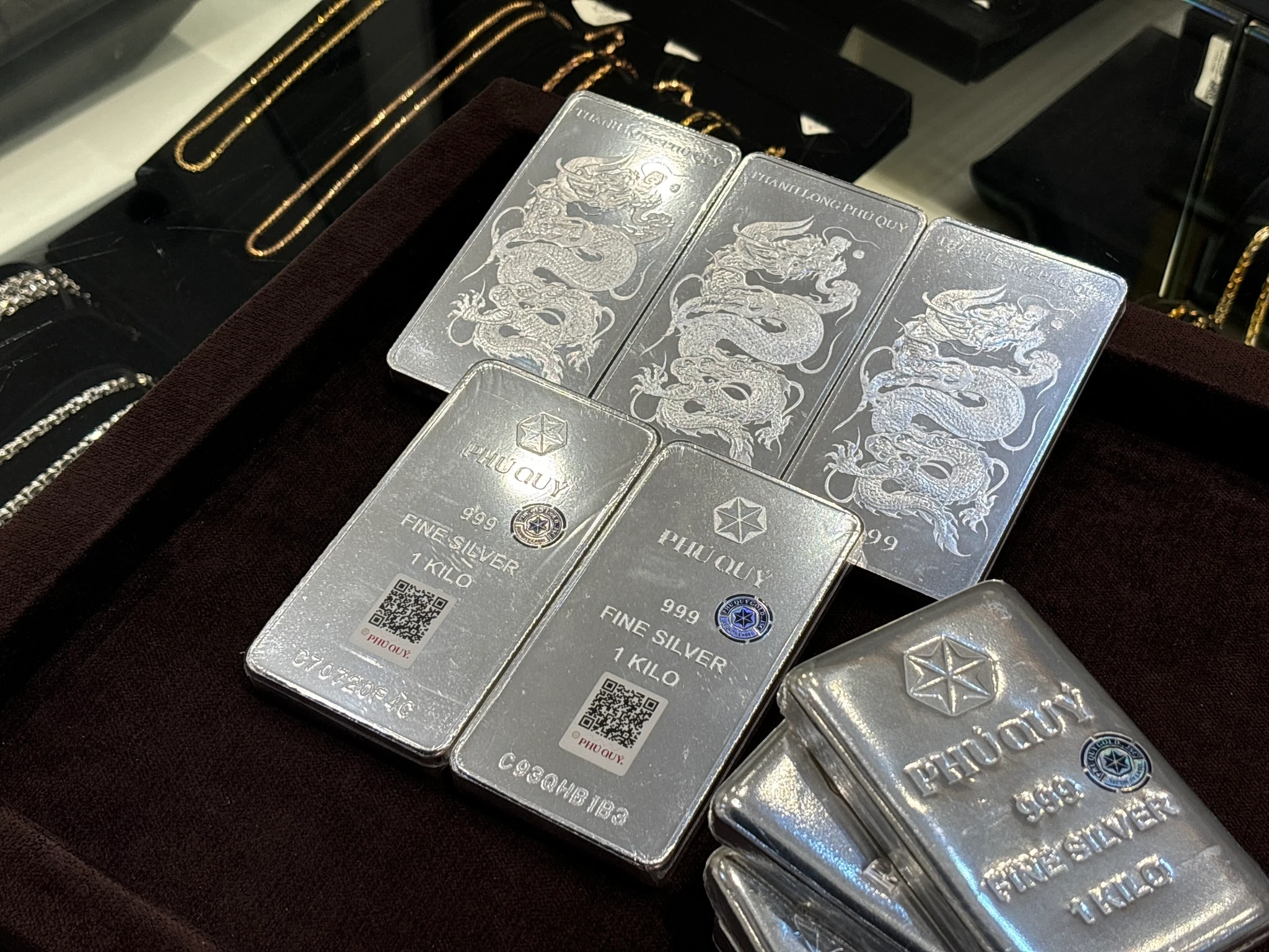 Cena stříbra dnes 18. listopadu 2025: Stříbro z Phu Quy opět mírně kleslo