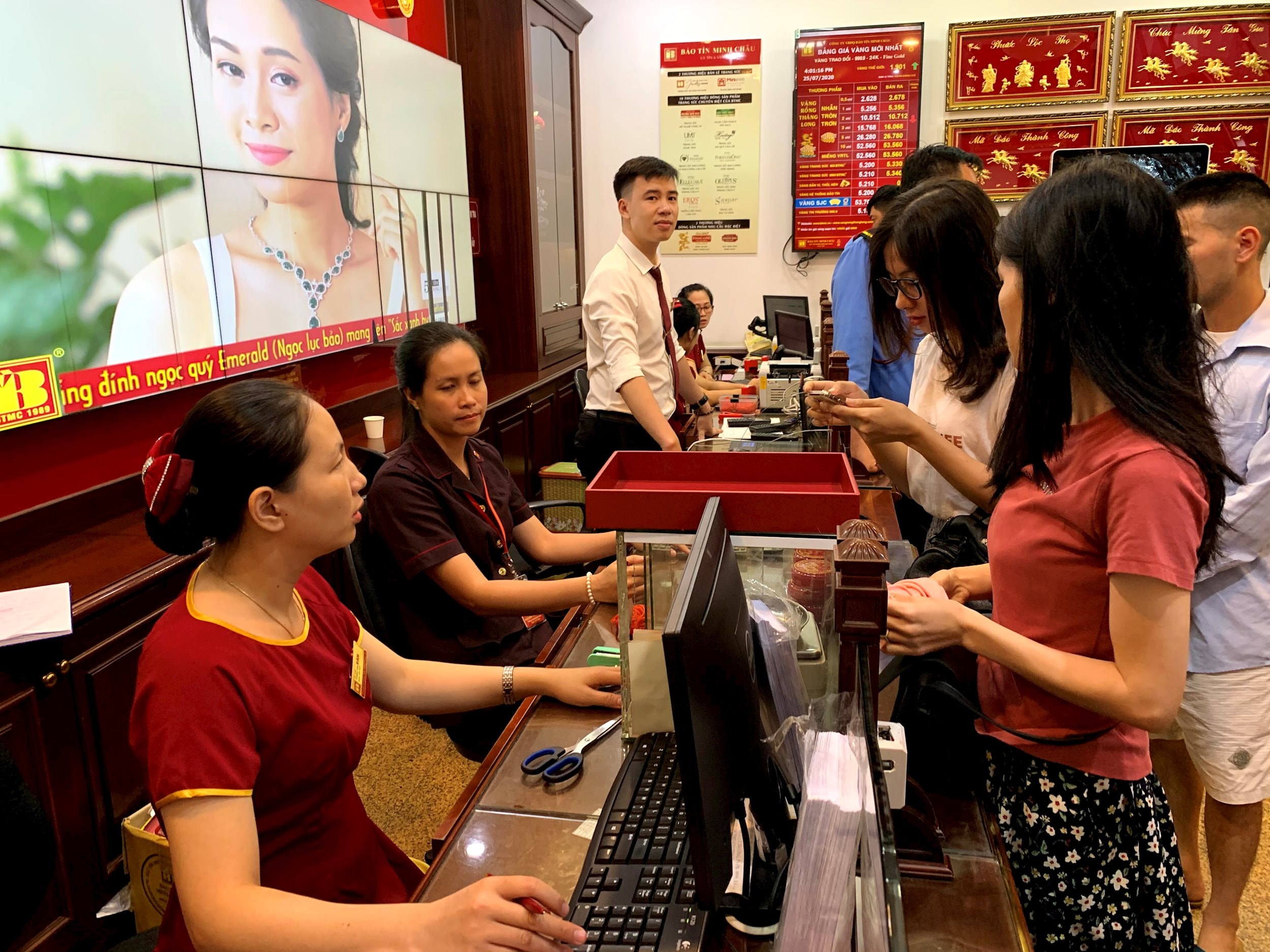 Giá vàng chiều nay 17/11: Bảng giá vàng SJC PNJ ACB, vàng nhẫn BTMC, vàng thế giới