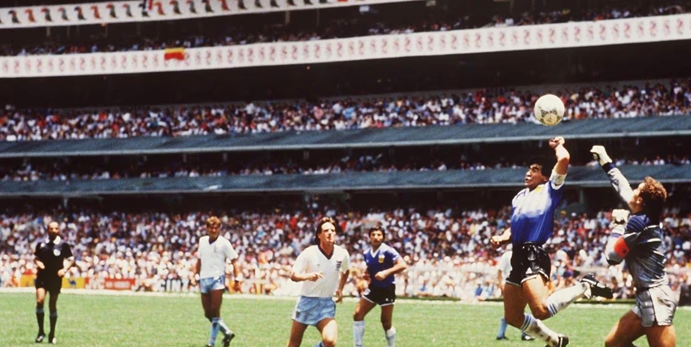 “Bàn tay của Chúa”, một trong những tình huống kinh điển nhất trong lịch sử làng túc cầu