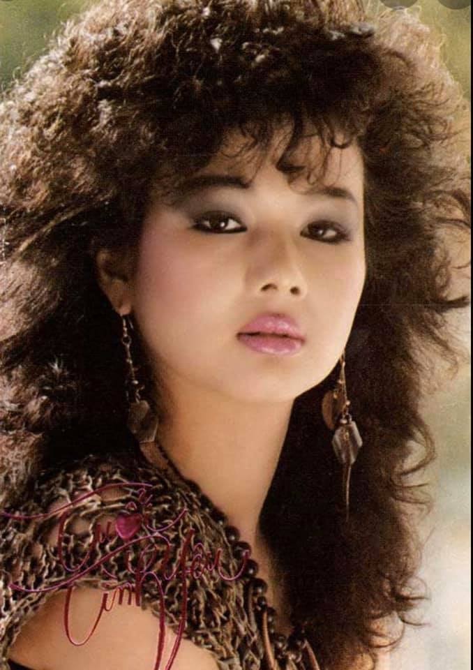 Nữ ca sĩ Kim Ngân thời trẻ với nhan sắc rực rỡ.