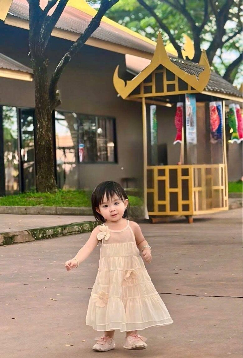 Ái nữ đầu lòng của cặp đôi có tính cách rất hiếu động và thông minh.