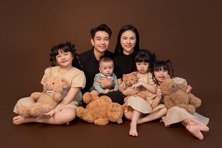 Cặp đôi viên mãn với 4 con đủ nếp, đủ tẻ.