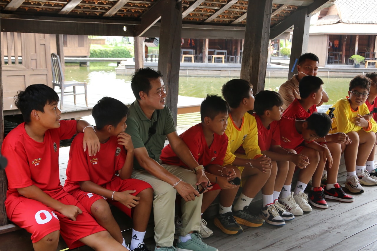 Top 10 Cầu thủ nhí 2025 thắng đậm đội bóng Thái Lan khi du đấu - Ảnh 1.