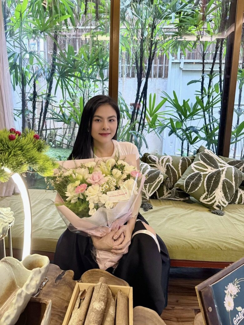 Chiếc xe là món quà mà chồng Vân Trang dành cho vợ sau khi cô hạ sinh bé thứ 4.