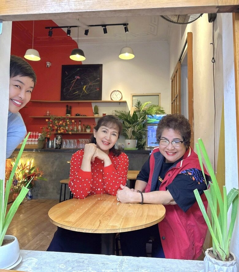 NSND Minh Hòa - NSƯT Minh Vượng vui tươi gặp gỡ đồng nghiệp.