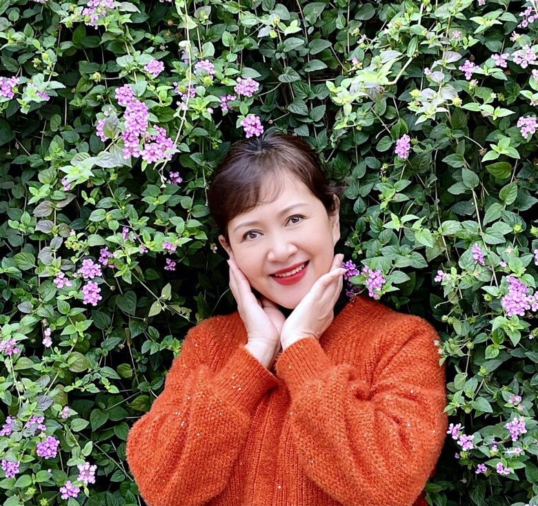 Nhan sắc ở tuổi 61 của cô khiến nhiều người trầm trồ.