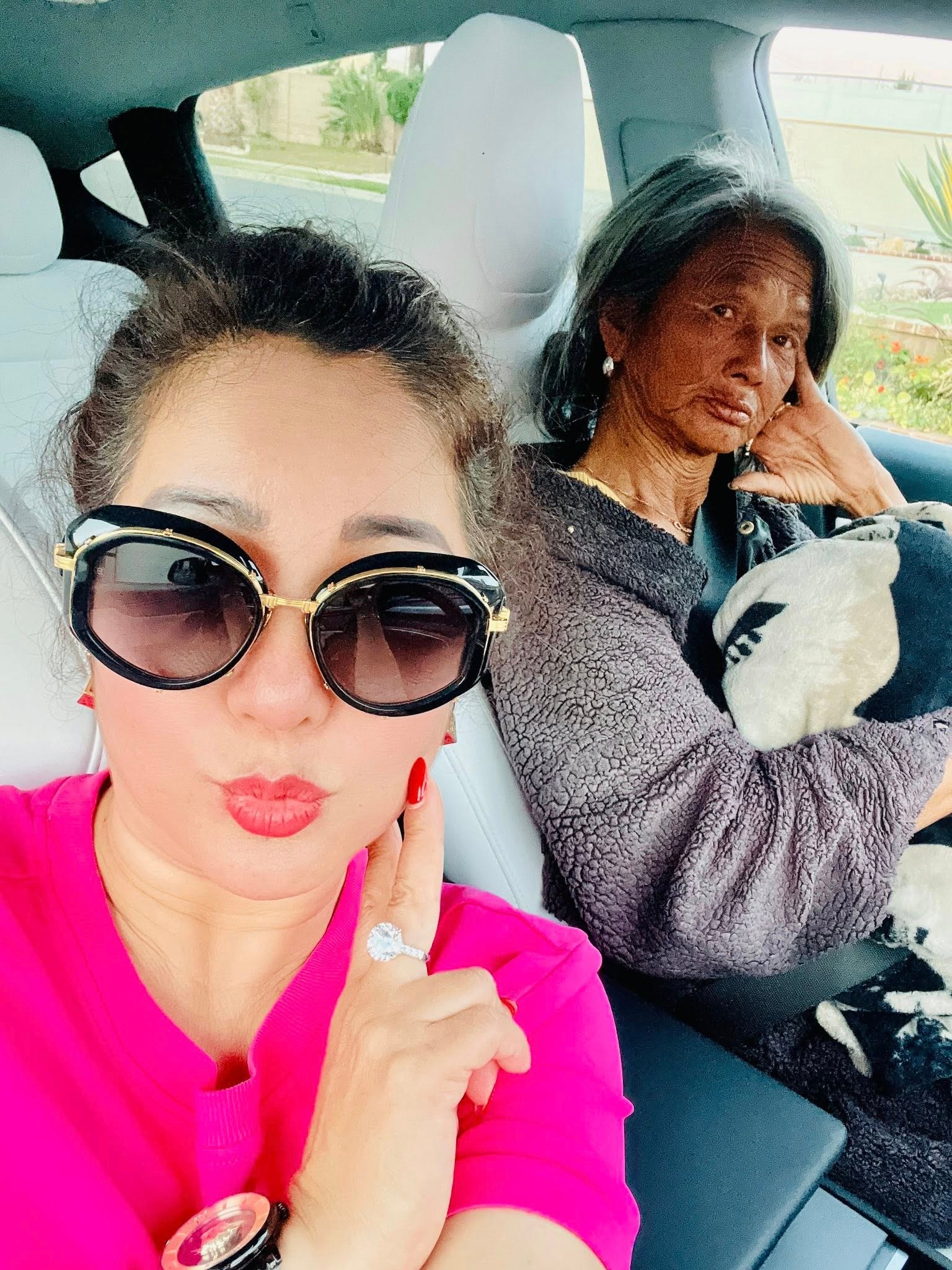 Thúy Nga gặp lại ca sĩ Kim Ngân gần đây.