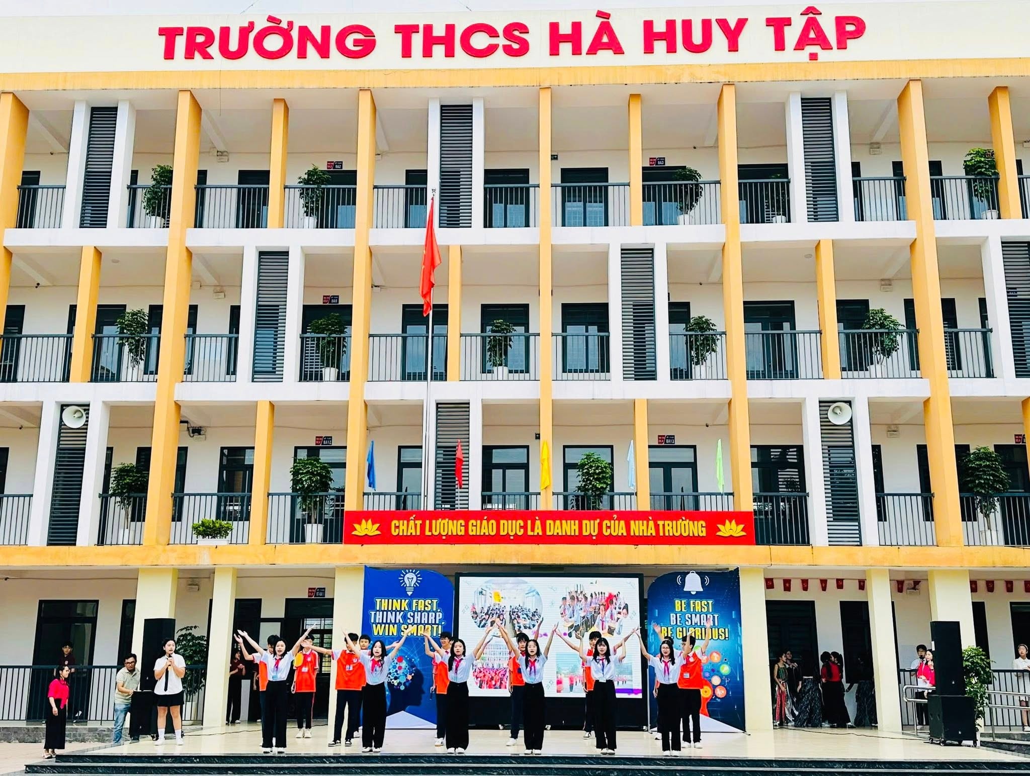 bna-Ngày hội Tiếng Anh chào mừng ngày 20 - 11 của học sinh phường Vinh Phú. Ảnh - NTCC