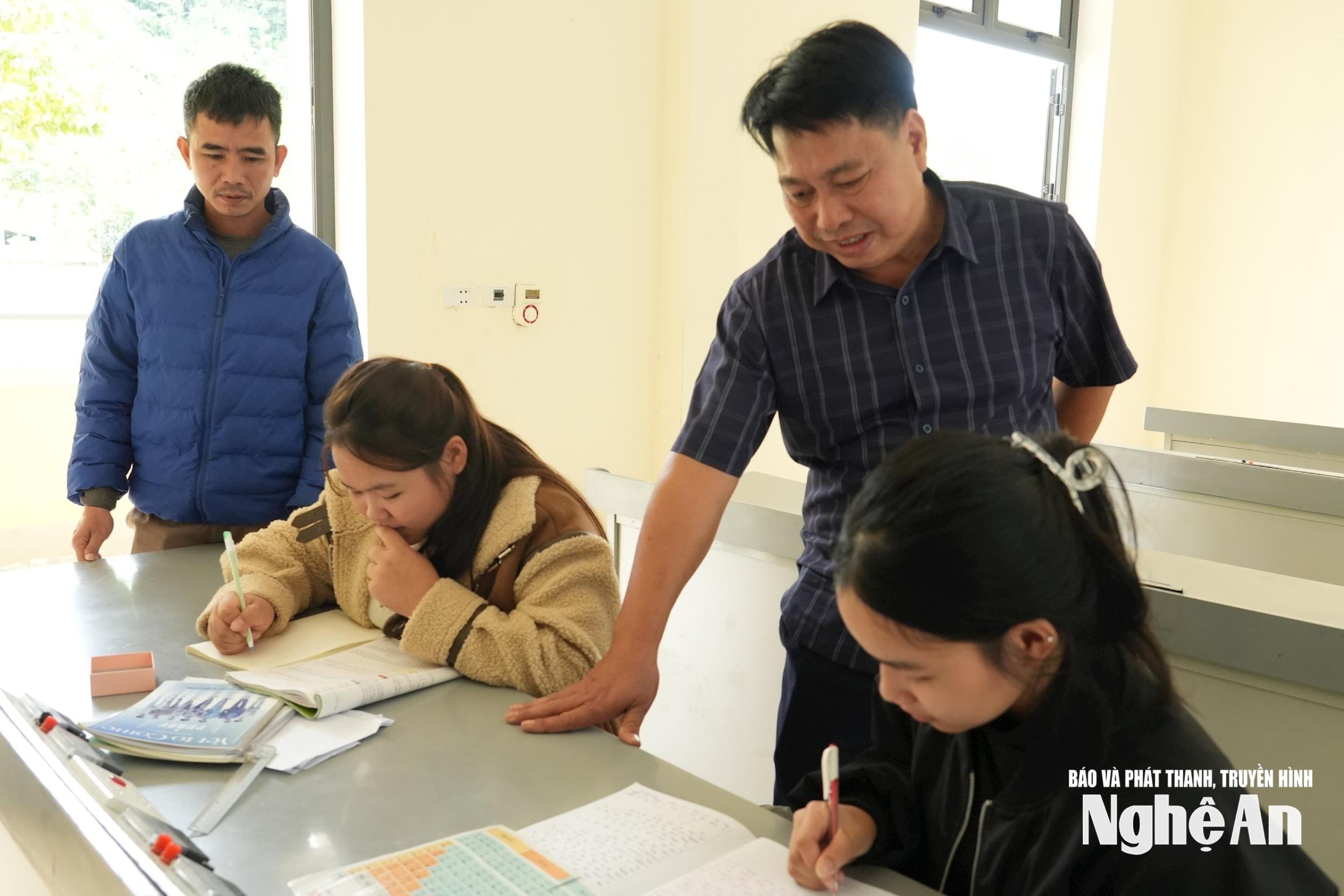 Đội tuyển của Trường Phổ thông DTBT THCS Yên Tĩnh chuẩn bị cho Kỳ thi học sinh giỏi. Ảnh: Mỹ Hà