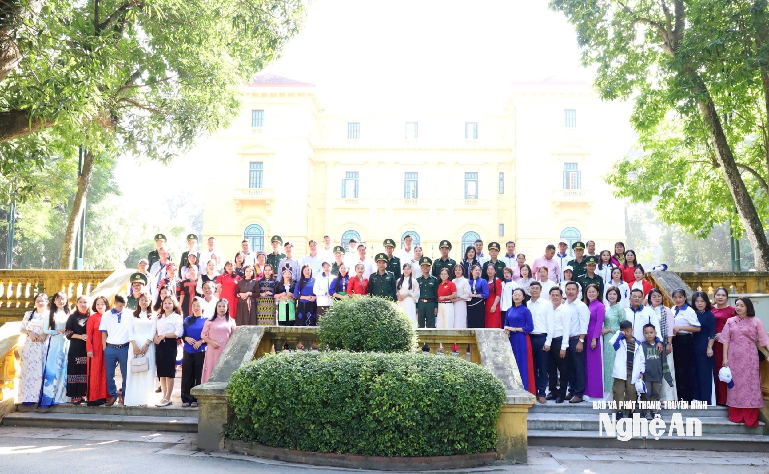 Các điển hình được tôn vinh tại chương trình 'Chia sẻ cùng thầy cô' chụp ảnh lưu niệm. Ảnh CSCC