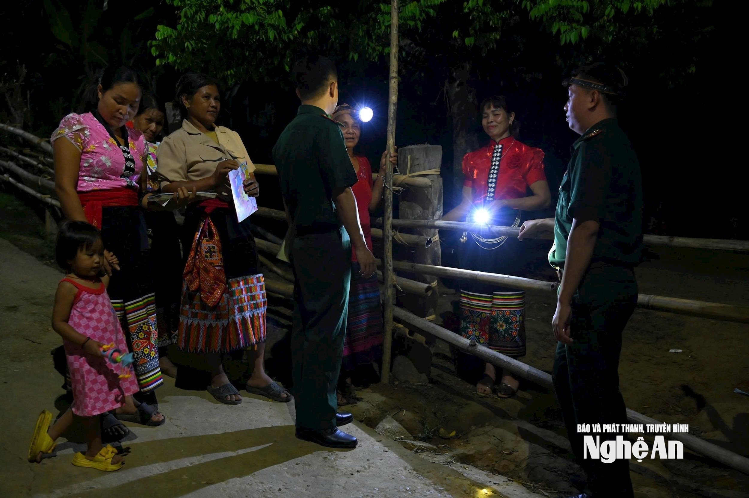 Cán bộ Đồn biên phòng Tam Hợp tuyên truyền vận động các học viên đến lớp xoá mù chữ. Ảnh HT