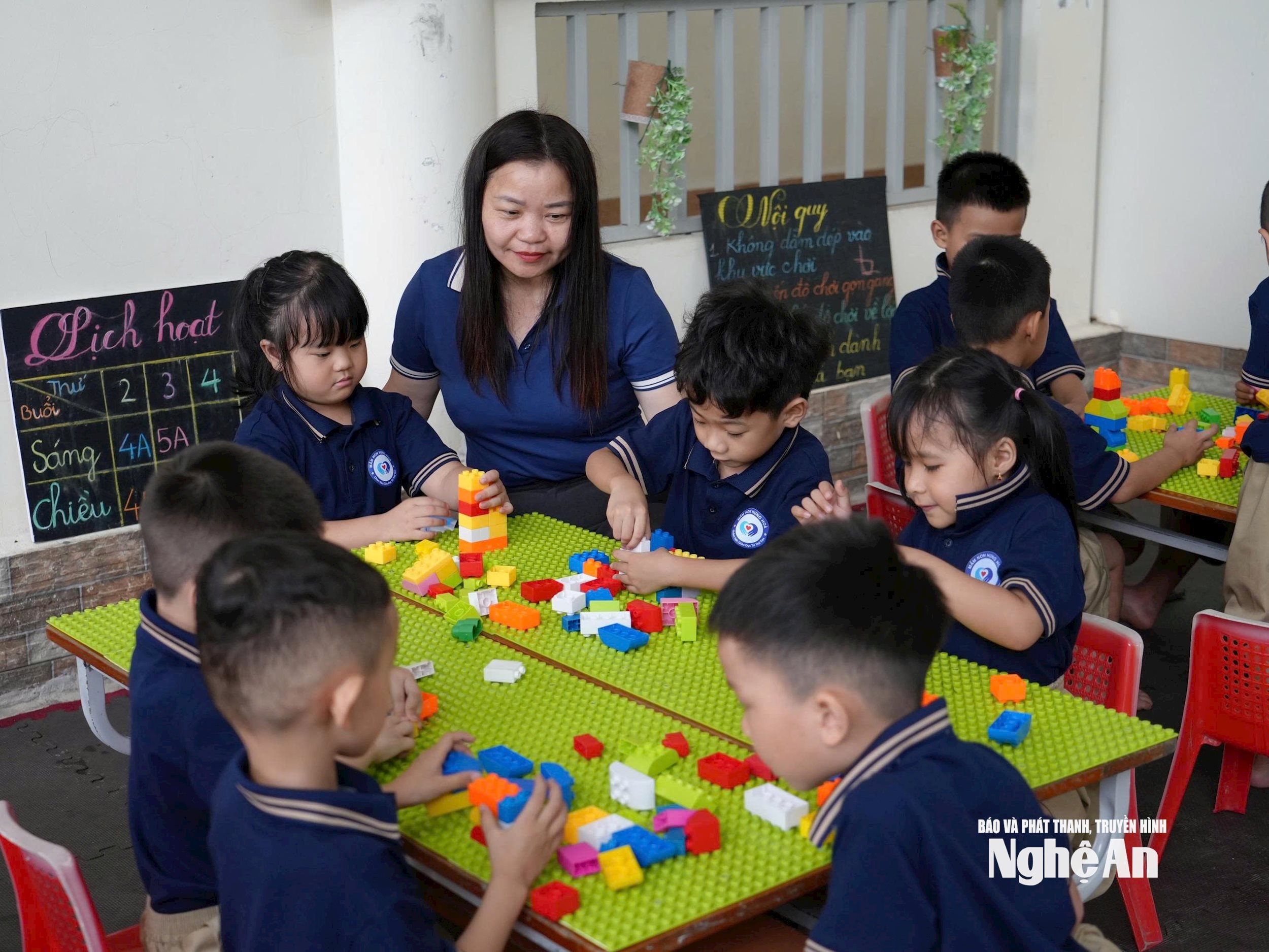 Cô và trò Trường mầm non Hưng Hòa, phường Trường Vinh. Ảnh - Mỹ Hà