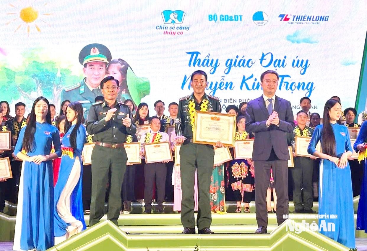 Đại uý Nguyễn Kim Trọng được tôn vinh tại chương trình 'Chia sẻ cùng thầy cô' năm 2025. Ảnh CSCC
